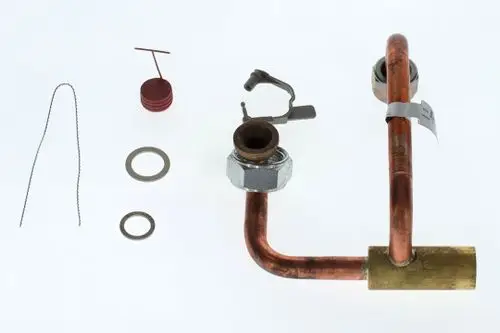 BOSCH Gasrohr aus Kupfer und Messing mit verschiedenen Verbindungselementen, darunter Dichtungsringe und eine Sicherungskette.